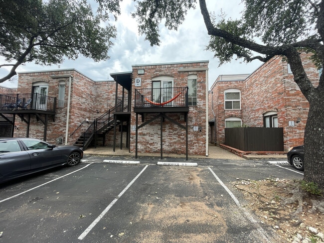 Room in Condo on E Hill Dr in Austin, TX - Building Photo - Building Photo