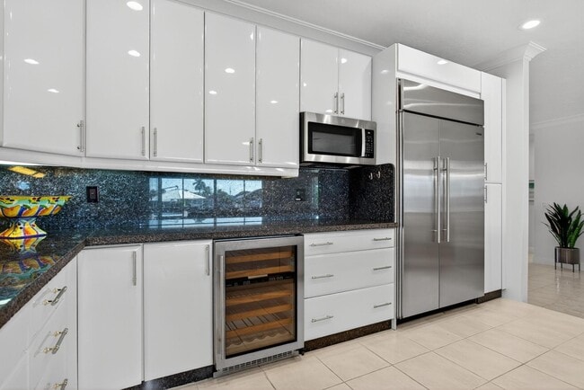 property at 513 S Riverside Dr