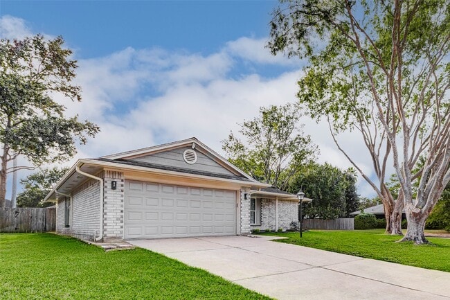 2410 Clear Ridge Dr in Houston, TX - Building Photo - Building Photo