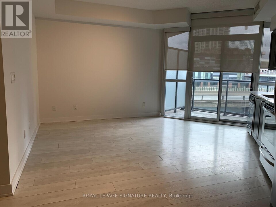 169 Fort York Blvd in Toronto, ON - Building Photo