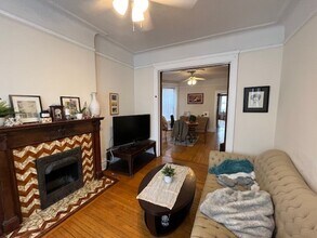 909 W Newport Ave, Unit 3 in Chicago, IL - Foto de edificio - Building Photo