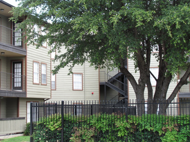 Buena Vista Estates Apartments in Dallas, TX - Building Photo - Building Photo