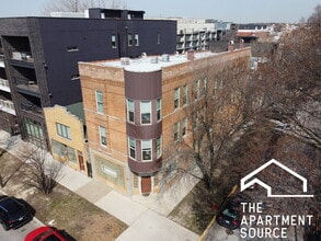 2738 W Chicago Ave, Unit 2 in Chicago, IL - Foto de edificio - Building Photo