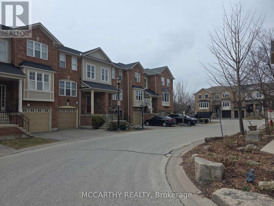 4 Seed House Ln in Halton Hills, ON - Building Photo