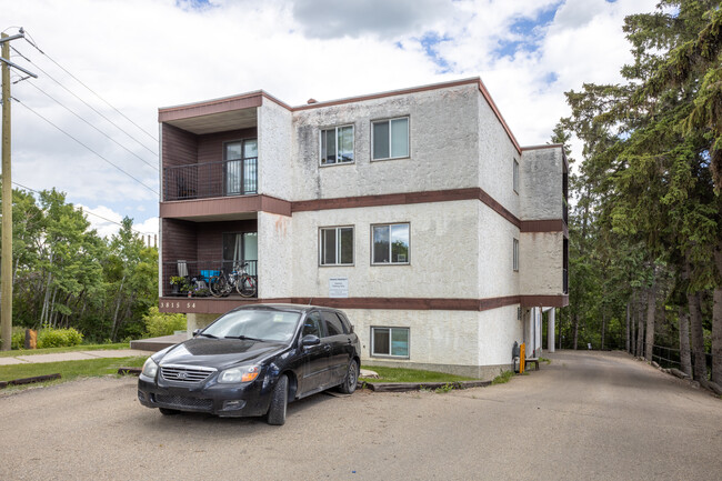 Deerton Court in Red Deer, AB - Building Photo - Building Photo