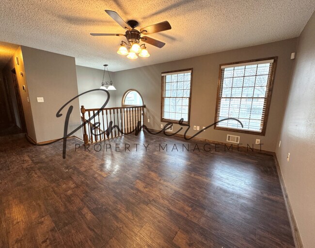 302 SE Brentwood Dr in Lee's Summit, MO - Building Photo - Building Photo