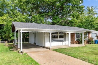 561 Golfwood Dr in Ballwin, MO - Foto de edificio - Building Photo
