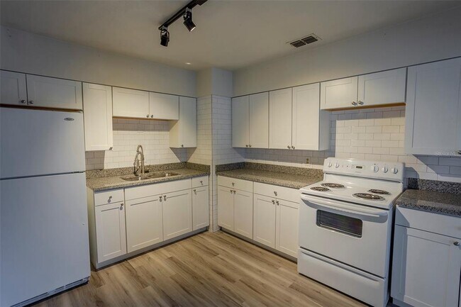 1102 Sunset Point Rd in Clearwater, FL - Building Photo - Building Photo