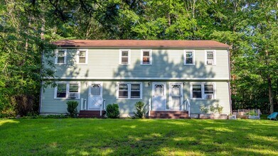 2 Linda Ln, Unit 2 in Stratham, NH - Foto de edificio - Building Photo