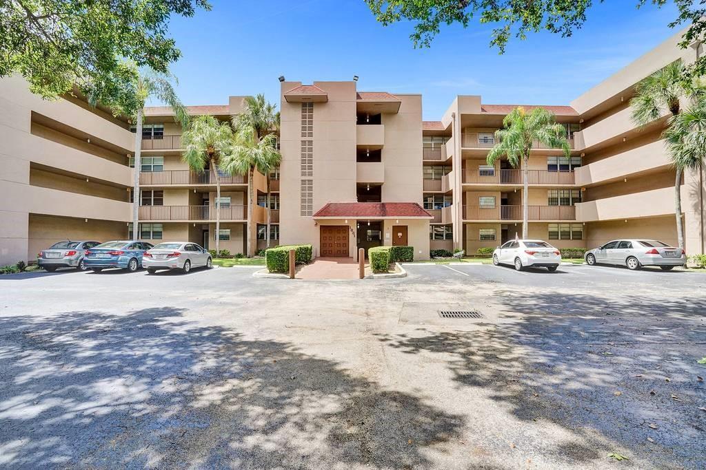 9531 Seagrape Dr, Unit 302 in Davie, FL - Building Photo