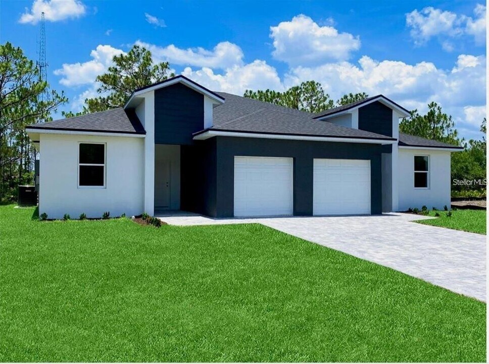 10387 Port Everglades St in Port Charlotte, FL - Building Photo