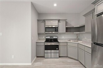 11 S Cynthia St in McAllen, TX - Building Photo - Building Photo