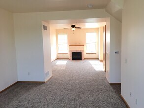 833 Peace Ln, Unit 833 in Oregon, WI - Foto de edificio - Building Photo
