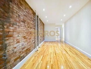 335 E 10th St in New York, NY - Building Photo - Building Photo