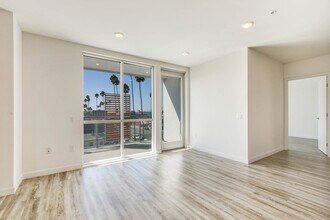 3008 Santa Monica Blvd, Unit 305 in Santa Monica, CA - Foto de edificio - Building Photo