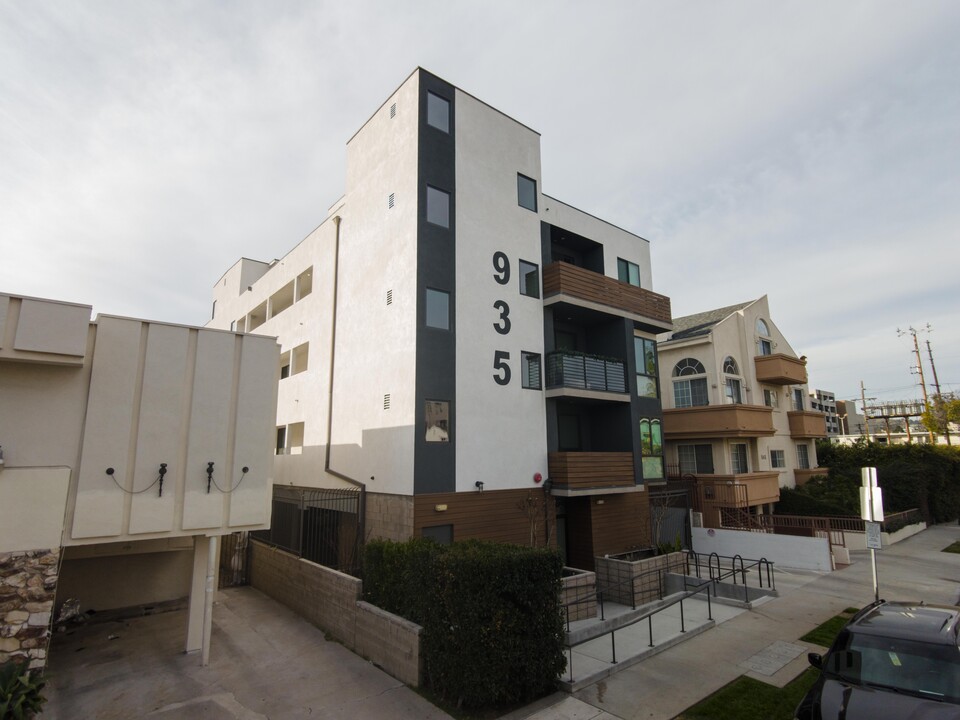 935 N Hudson Ave in Los Angeles, CA - Building Photo