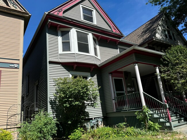 1906 E Webster Pl, Unit 5 in Milwaukee, WI - Foto de edificio - Building Photo