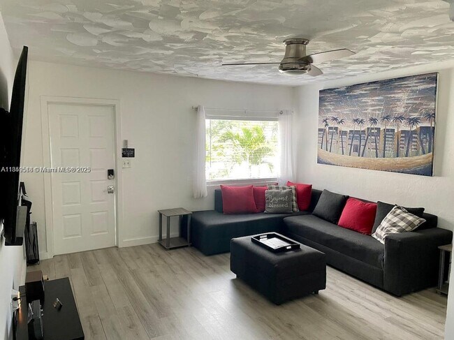 832 NW 76th St in Miami, FL - Building Photo - Building Photo