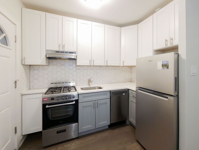 540 W Cornelia Ave, Unit 308 in Chicago, IL - Building Photo - Building Photo