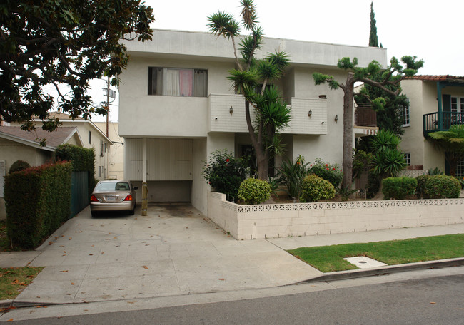 10506 Eastborne Ave in Los Angeles, CA - Building Photo - Building Photo