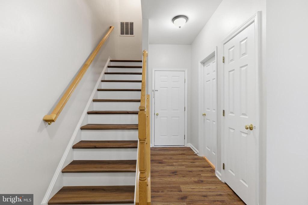 25065 Riding Center Dr in South Riding, VA - Building Photo