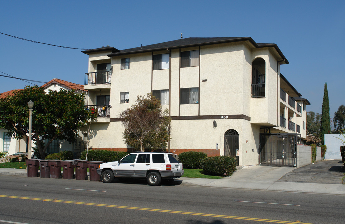 909 E Chevy Chase Dr in Glendale, CA - Building Photo