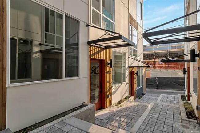 property at 907 Hiawatha Pl S