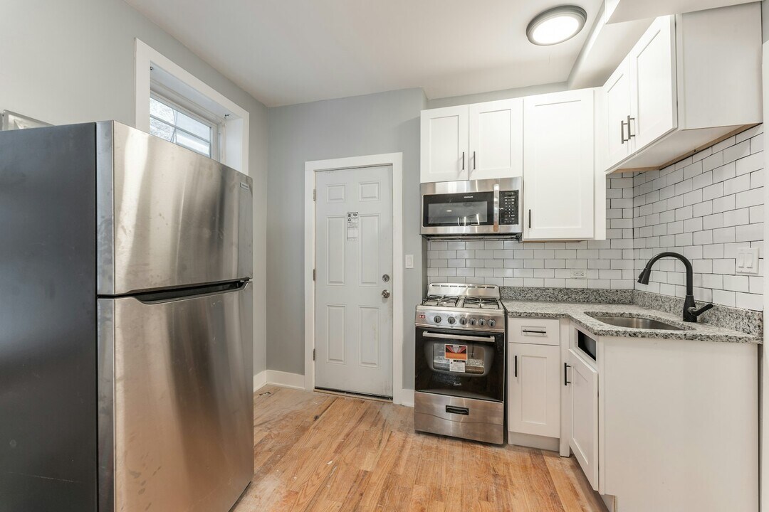 1624 W Beach Ave in Chicago, IL - Building Photo