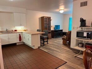 223 S Camp Ave in Olney, IL - Foto de edificio - Building Photo