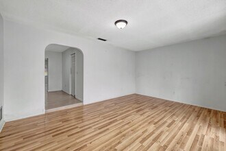 388 E Prima Vista Blvd in Port St. Lucie, FL - Foto de edificio - Building Photo