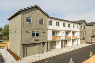 Forest Grove Townhomes in Forest Grove, OR - Foto de edificio - Building Photo