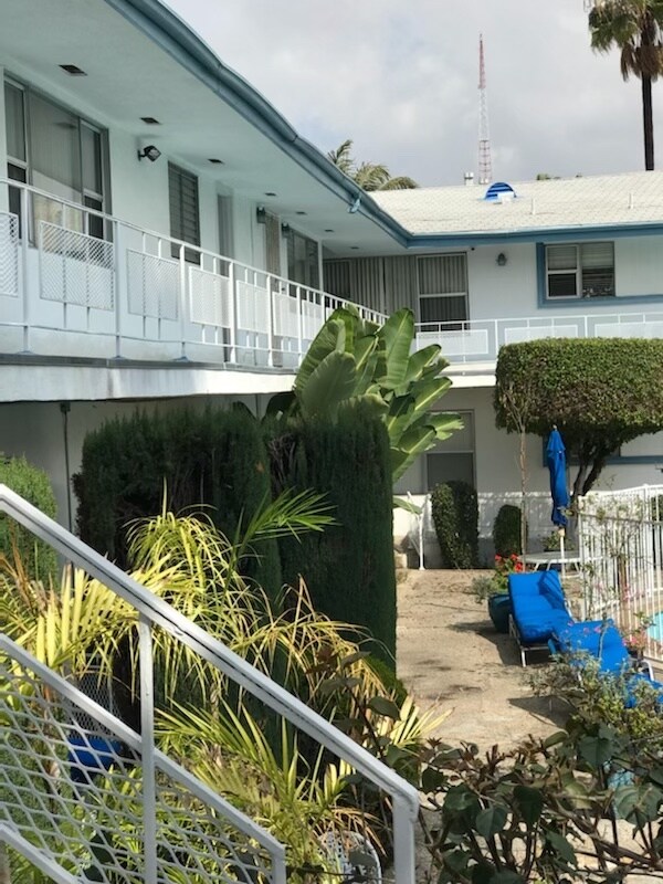 4505 Santa Rosalia Dr in Los Angeles, CA - Foto de edificio - Building Photo