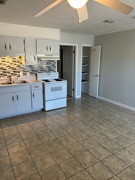 302 Santa Rosa Blvd, Unit 11 in Fort Walton Beach, FL - Building Photo