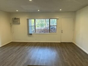 6060 La Prada, Unit 4 in Los Angeles, CA - Foto de edificio - Building Photo