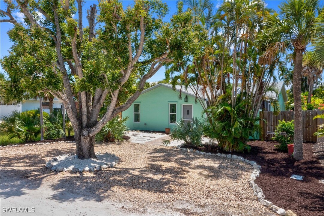 534 Piedmont Rd in Sanibel, FL - Building Photo