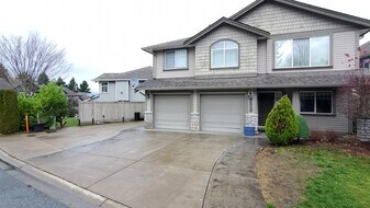 46739 Hudson Rd in Chilliwack, BC - Building Photo