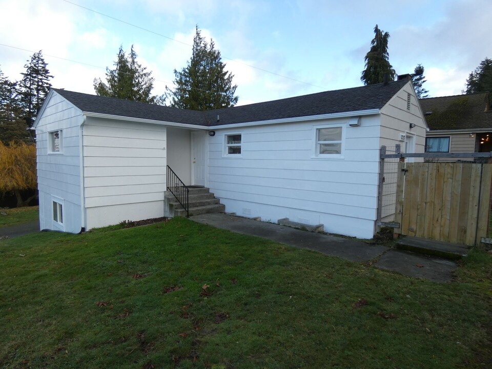 1237 W 9th St in Port Angeles, WA - Building Photo