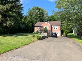 678 Bartholomew Rd in Middletown, CT - Building Photo