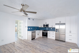1589 Sunflower Ct N in Palm Springs, CA - Foto de edificio - Building Photo
