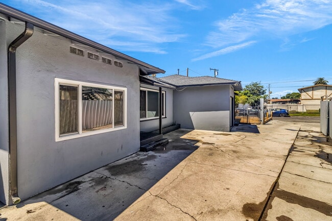 1117 N Mayfield Ave, Unit 1117
