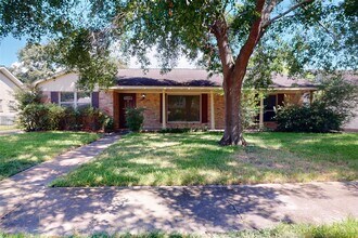 5850 Braesheather Dr in Houston, TX - Building Photo - Building Photo