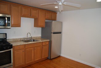 11 Alex Ln in Glen Cove, NY - Foto de edificio - Building Photo