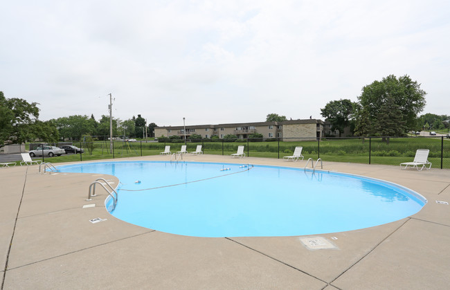 Apartment Homes of Wildwood Preserve in Oak Creek, WI - Foto de edificio - Building Photo