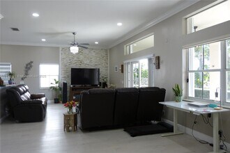 1096 Fairfield Meadows Dr in Weston, FL - Building Photo - Building Photo