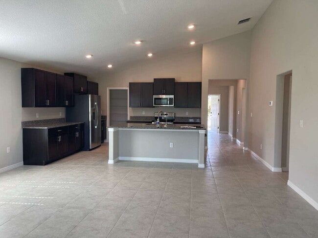 235 Rain Berry Ave in Ruskin, FL - Building Photo - Building Photo
