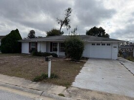 7818 Foxwood Dr in New Port Richey, FL - Building Photo