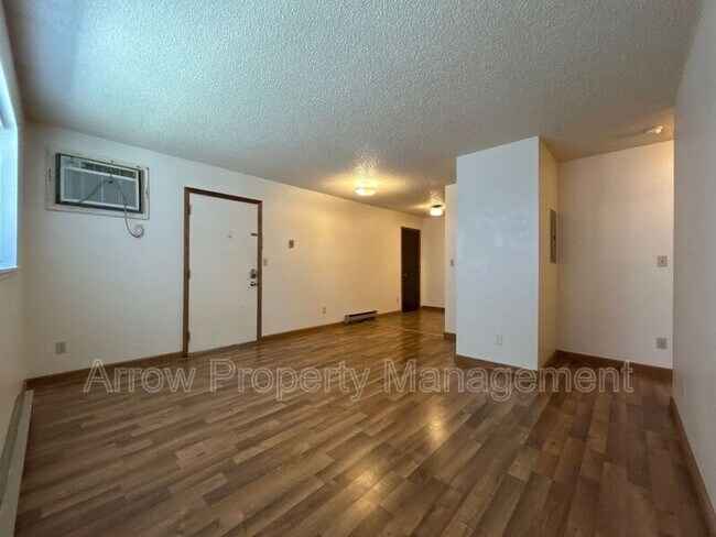 910 East E Street in McCook, NE - Building Photo - Building Photo
