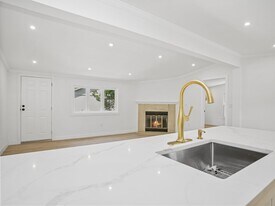 28 Crescent Park Rd in Westport, CT - Building Photo