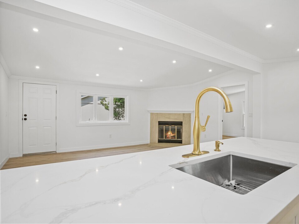 28 Crescent Park Rd in Westport, CT - Building Photo