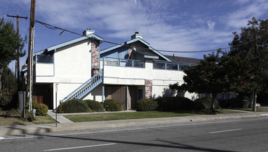 1637 W Valencia Dr in Fullerton, CA - Foto de edificio - Building Photo